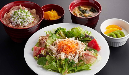 蒸し鶏のゴマだれサラダと釜揚げしらす丼