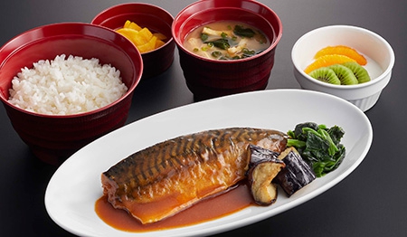 鯖の味噌煮とフルーツヨーグルトのバランス定食